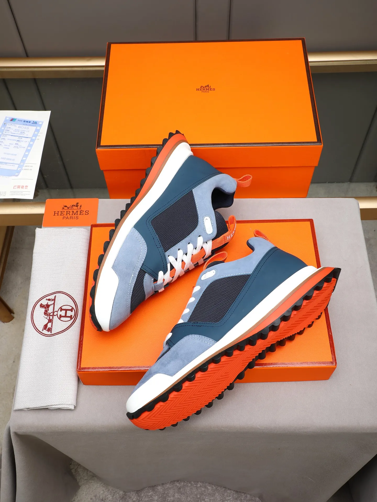 PP680【Hermes】fe new arrival~New Bouncing sneakers are the most comfortable shoes from Hermès. They are extremely light on the feet and look great. You won’t feel tired even when you go shopping and running around. 👍Very light and comfortable. Extremely light. Perfect for both sports and leisure. They feel great when you step on them! It’s up to you to choose, there’s always what you want~ ✔️Fabric: Imported first-layer cowhide ✔️Inner lining: Imported water-dyed cowhide ✔️Outsole: Seamless combination of IP+TPU (multi-color letters) German technology irradiation machine ✔️Code number: Male 38-44 (45 customized)